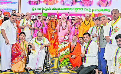 ಅಪರೂಪದ ಸಂಗಮ.. ದಾವಣಗೆರೆಯ ರೇಣುಕಾ ಮಂದಿರದಲ್ಲಿ ನಡೆದಿದ್ದ ವೀರಶೈವ ಪೀಠಾಚಾರ್ಯರು ಹಾಗೂ ಶಿವಾಚಾರ್ಯರ ಶೃಂಗ ಸಮ್ಮೇಳನದಲ್ಲಿ ಶಾಮನೂರು ಶಿವಶಂಕರಪ್ಪ (ಸಂಗ್ರಹ ಚಿತ್ರಗಳು)