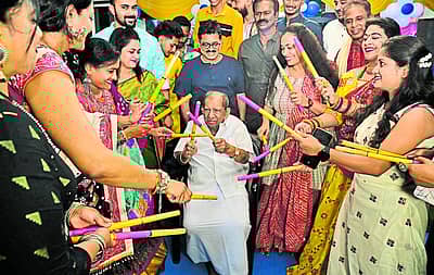 ದಸರಾ ಆರಂಭೋತ್ಸವದ ಅಂಗವಾಗಿ ದಾವಣಗೆರೆಯಲ್ಲಿ ನಡೆದಿದ್ದ ಕಾರ್ಯಕ್ರಮದಲ್ಲಿ ಶಾಮನೂರು ಶಿವಶಂಕರಪ್ಪ ಅವರು ಮಹಿಳೆಯರೊಂದಿಗೆ ದಾಂಡಿಯಾ ಆಡಿದ್ದರು ಪ್ರಜಾವಾಣಿ ಚಿತ್ರ