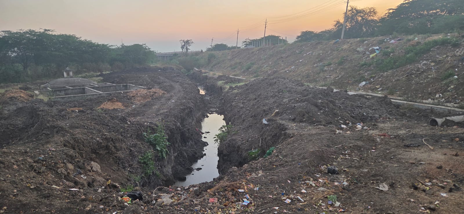 ನವಲಗುಂದ ತಾಲ್ಲೂಕಿನ ಗುಡಿಸಾಗರ ಗ್ರಾಮದ ಗಟಾರು ನಿರ್ಮಾಣದ ನೈರ್ಮಲೀಕರಣ ಕಾಮಗಾರಿ ಅರ್ಧಕ್ಕೆ ನಿಂತಿರುವುದು