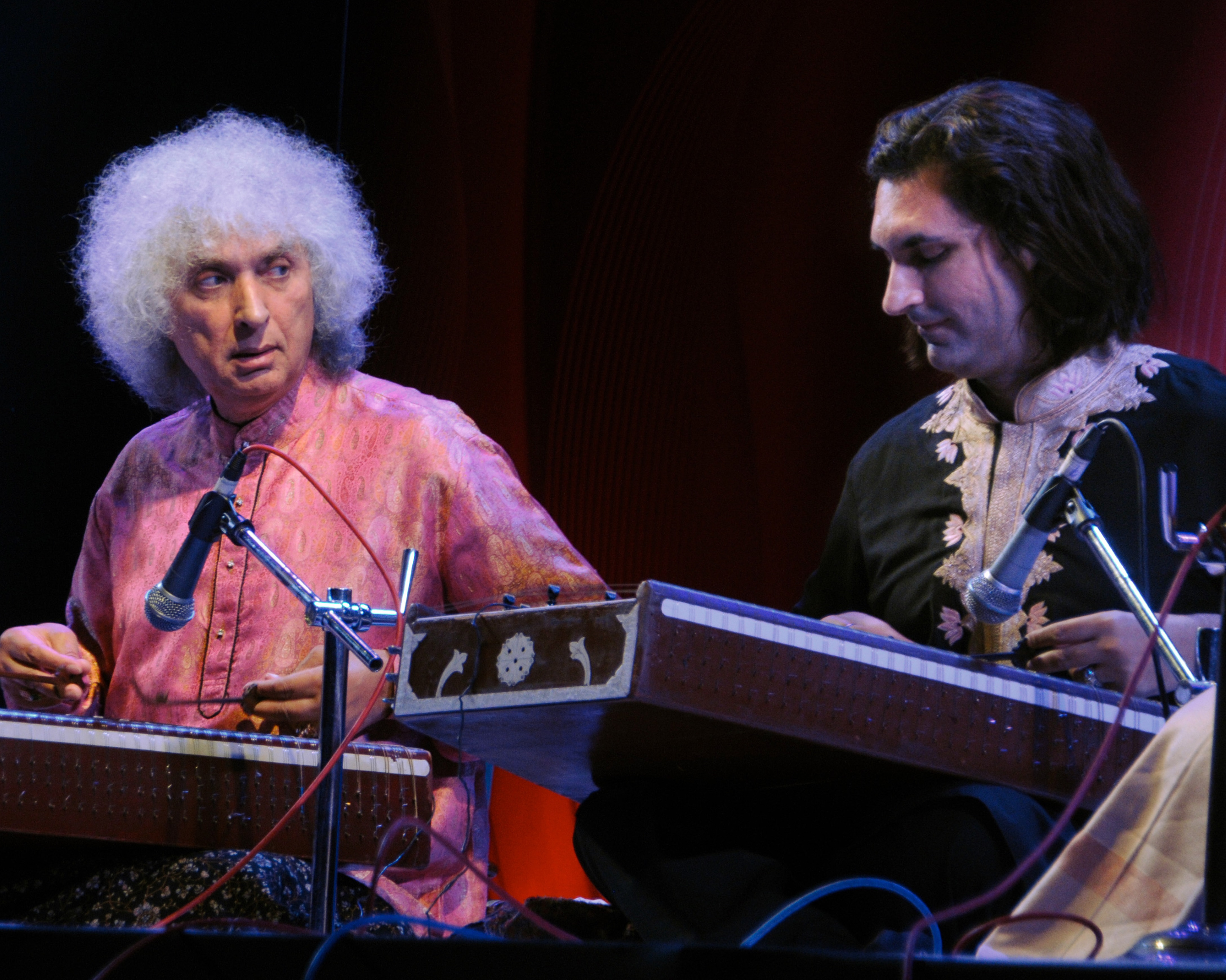 ತಂದೆ ಶಿವಕುಮಾರ್ ಶರ್ಮಾ ಅವರೊಂದಿಗೆ ರಾಹುಲ್ ಶರ್ಮಾ ಸಂತೂರ್ ಕಛೇರಿ (ಸಂಗ್ರಹ ಚಿತ್ರ)