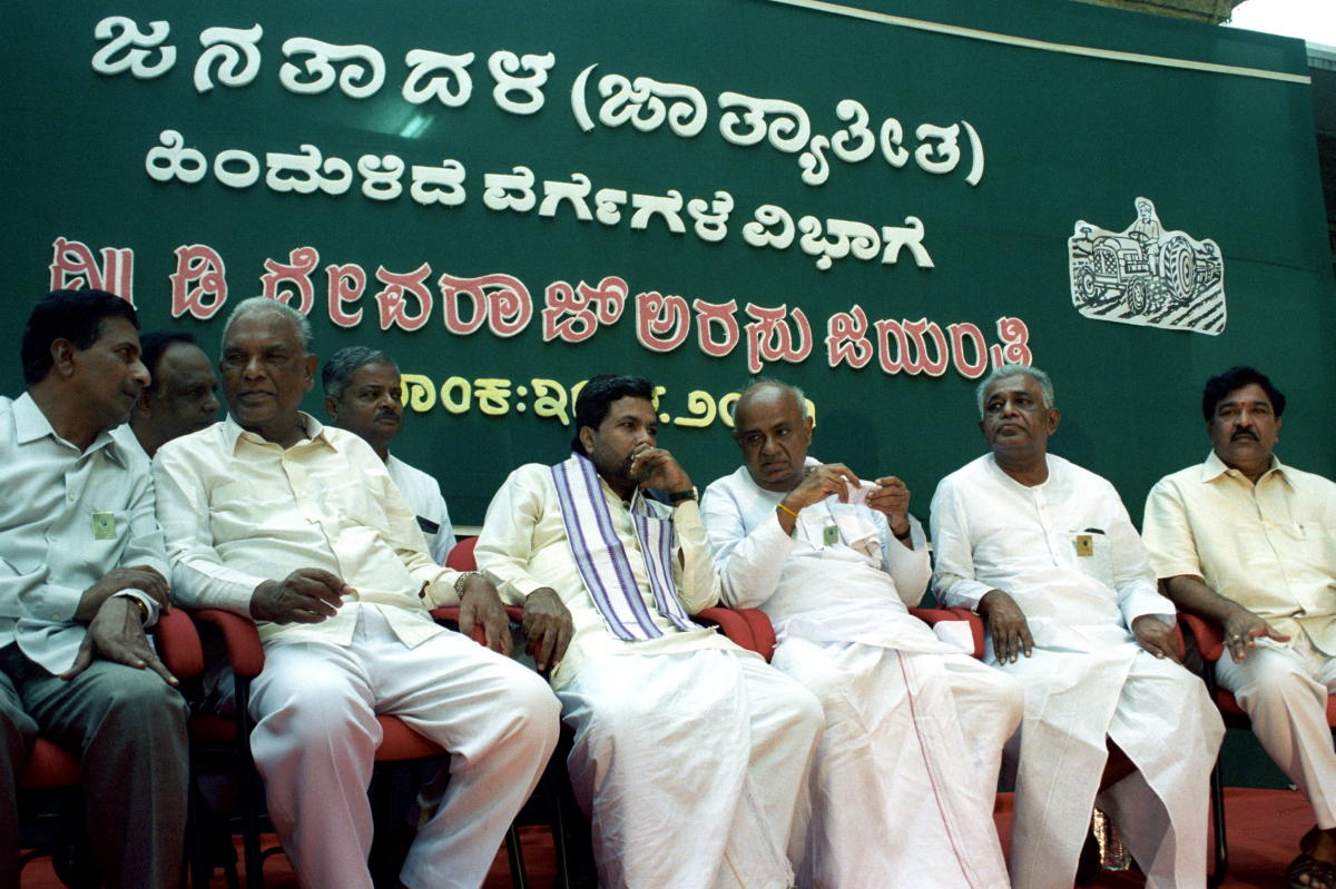 2000 ಇಸವಿಯ ಆ. 31ರಂದು ಬೆಂಗಳೂರಿನ ಜನತಾದಳ ಕಚೇರಿಯಲ್ಲಿ ನಡೆದ ಡಿ. ದೇವರಾಜ ಅರಸು ಅವರ ಜನ್ಮದಿನ ಕಾರ್ಯಕ್ರಮದಲ್ಲಿ ಸಿದ್ದರಾಮಯ್ಯ ಹಾಗೂ ಎಚ್.ಡಿ. ದೇವೇಗೌಡ ಅವರ ನಡುವಿನ ಸಮಾಲೊಚನೆ. ನಾರಾಯಣ ಸ್ವಾಮಿ, ಡಿ. ಮಂಜುನಾಥ, ಎಚ್.ಎನ್. ನಾಗೇಗೌಡ ಇದ್ದಾರೆ.