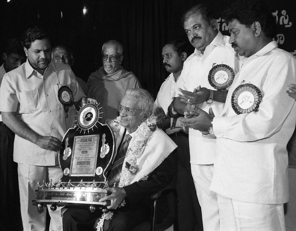 1999ರ ಡಿ. 31ರಂದು ನಡೆದ ಕಾರ್ಯಕ್ರಮದಲ್ಲಿ ಉಪಮುಖ್ಯಮಂತ್ರಿ ಸಿದ್ದರಾಮಯ್ಯ ಅವರು ಐಎಎಸ್ ಅಧಿಕಾರಿ ನಂಜುಂಡಯ್ಯ ಅವರನ್ನು ಸನ್ಮಾನಿಸಿದ ಕ್ಷಣ. ಬಿ.ಕೆ. ರವಿ, ಎಚ್.ಎಂ. ರೇವಣ್ಣ ಮತ್ತು ಮೇಯರ್ ಹುಚ್ಚಪ್ಪ ಇದ್ದಾರೆ.