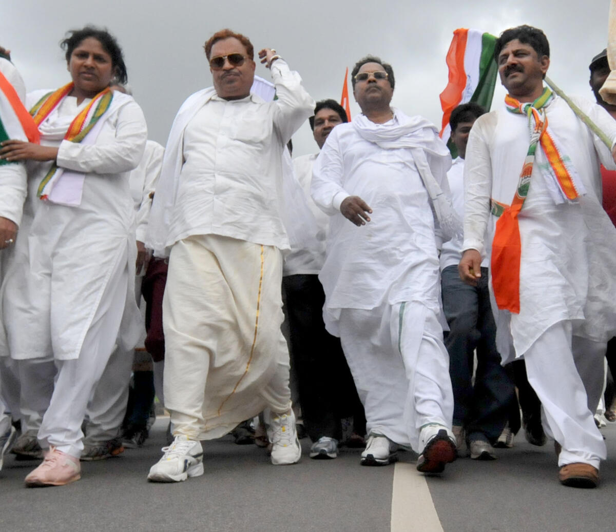 ಬೆಂಗಳೂರಿನಿಂದ ಬಳ್ಳಾರಿಗೆ ಕಾಂಗ್ರೆಸ್ ಪಾದಯಾತ್ರೆಯಲ್ಲಿ ಸಿದ್ದರಾಮಯ್ಯ ಅವರೊಂದಿಗೆ ತೇಜಸ್ವಿನಿ, ಸಿ.ಎಂ. ಇಬ್ರಾಹಿಂ, ಡಿ.ಕೆ. ಶಿವಕುಮಾರ್