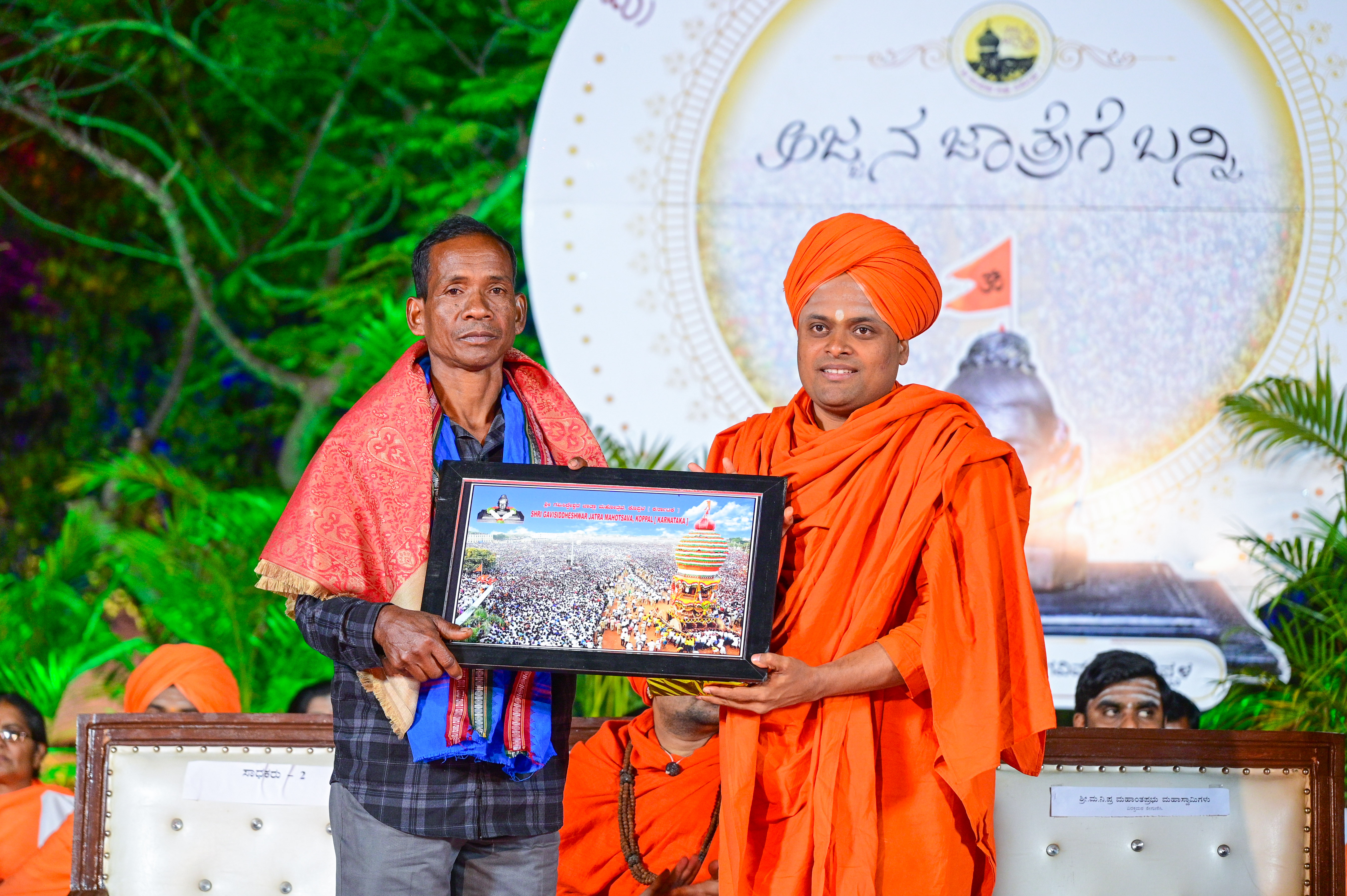 ಗವಿಮಠದ ಜಾತ್ರೆಯಲ್ಲಿ ಜಲಂಧರ್ ನಾಯಕ್ ಅವರನ್ನು ಸನ್ಮಾನಿಸಲಾಯಿತು