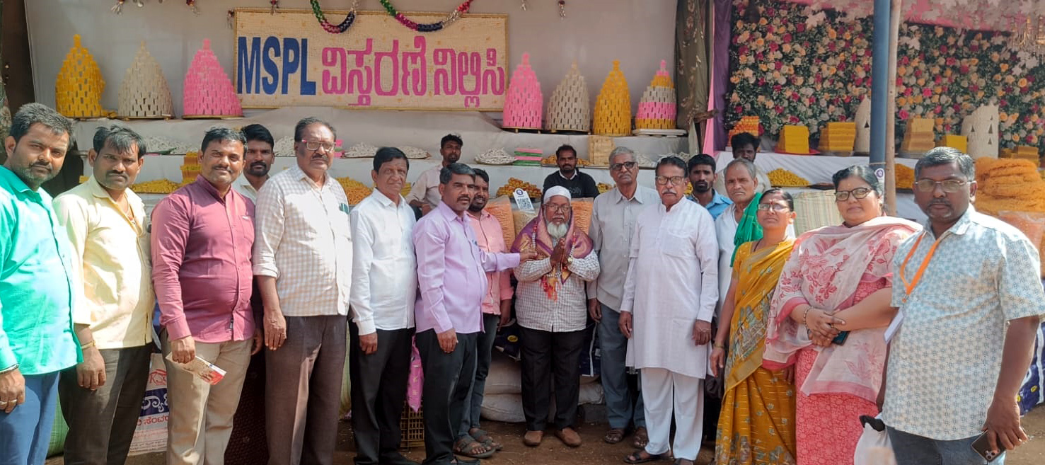 ಕೊಪ್ಪಳದ ಗವಿಸಿದ್ಧೇಶ್ವರ ಮಠದ ಜಾತ್ರೆಯ ತಿನಿಸುಗಳ ಅಂಗಡಿಯಲ್ಲಿ ಕಾರ್ಖಾನೆಗಳ ಮಾಲಿನ್ಯ ವಿರೋಧಿ ಹೋರಾಟ ಸಂದೇಶ ಅಳವಡಿಸಿದ ಮಾಲೀಕನಿಗೆ ಸನ್ಮಾನಿಸಲಾಯಿತು