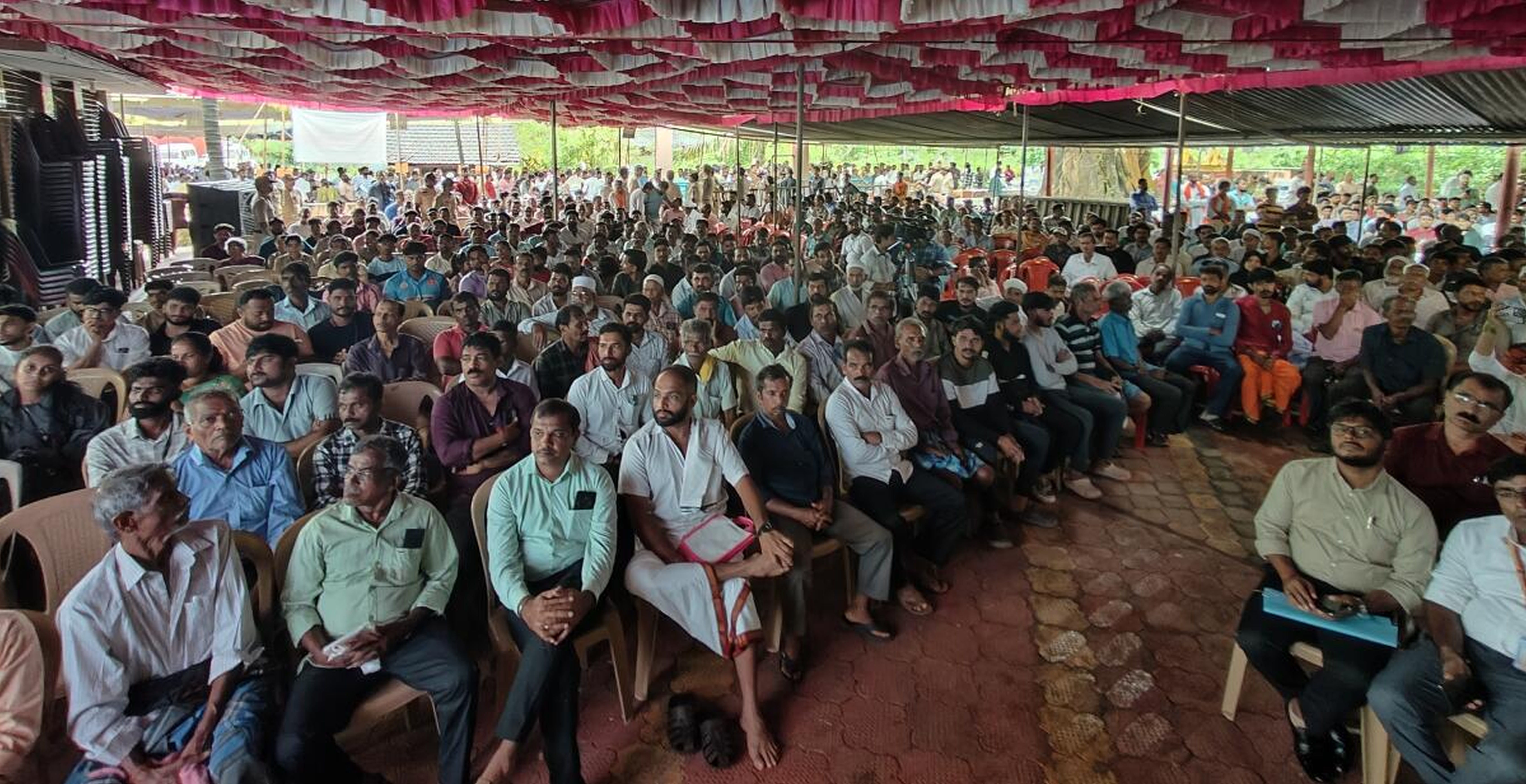 ಹೊನ್ನಾವರ ತಾಲ್ಲೂಕಿನ ಗೇರುಸೊಪ್ಪದಲ್ಲಿ ಶರಾವತಿ ಪಂಪ್ಡ್ ಸ್ಟೋರೇಜ್ ಯೋಜನೆಗೆ ಸಂಬಂಧಿಸಿದ ಸಾರ್ವಜನಿಕ ಪರಿಸರ ಆಲಿಕೆ ಸಭೆಯಲ್ಲಿ ಪಾಲ್ಗೊಂಡಿದ್ದ ಜನರು.