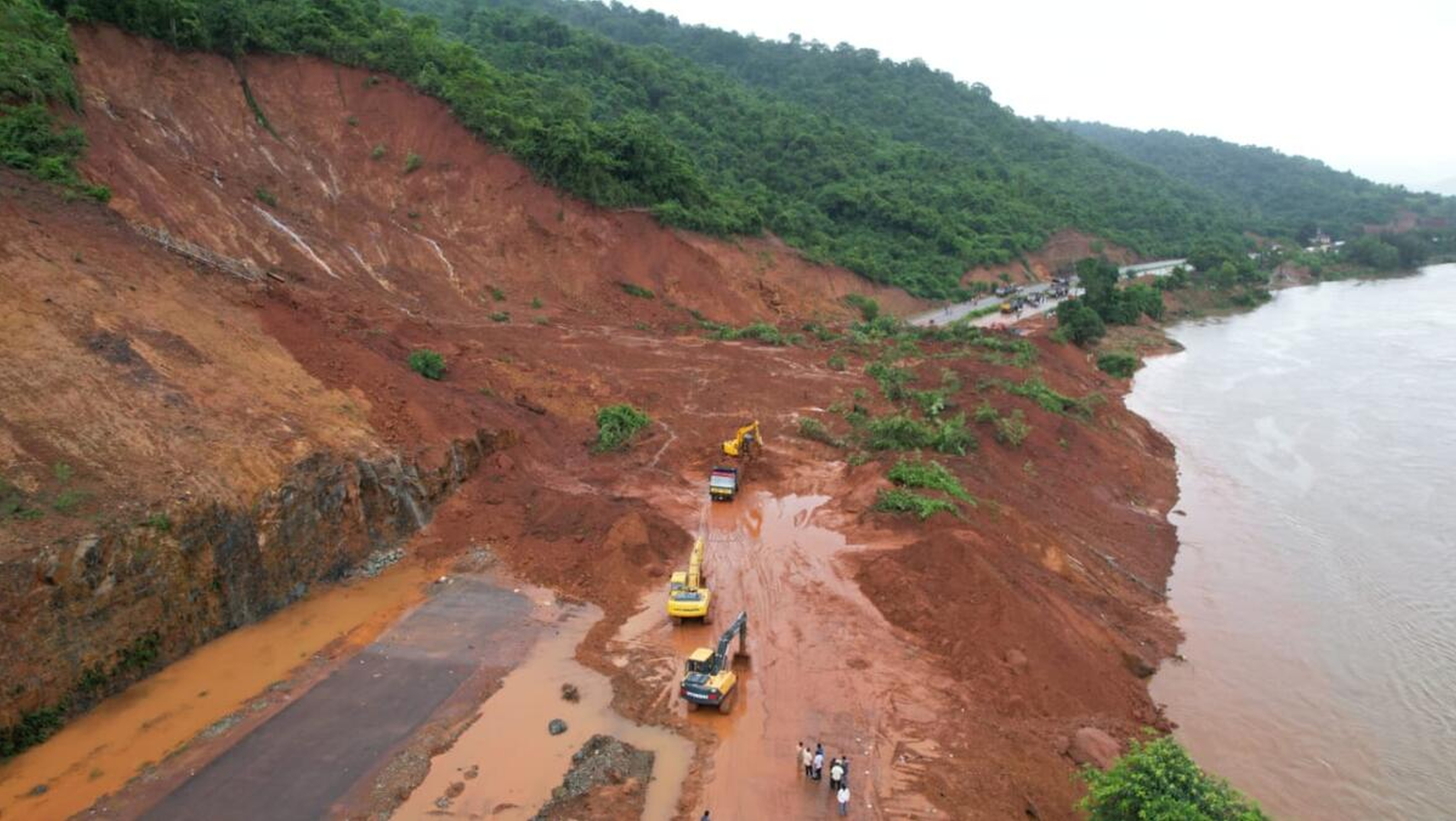 ರಾಷ್ಟ್ರೀಯ ಹೆದ್ದಾರಿ–66ರ ವಿಸ್ತರಣೆ ಸಲುವಾಗಿ ಅವೈಜ್ಞಾನಿಕವಾಗಿ ಗುಡ್ಡ ಕತ್ತರಿಸಿದ್ದ ಪರಿಣಾಮ ಅಂಕೋಲಾದ ಶಿರೂರಿನಲ್ಲಿ ಗುಡ್ಡ ಕುಸಿತ ಸಂಭವಿಸಿರುವುದು.