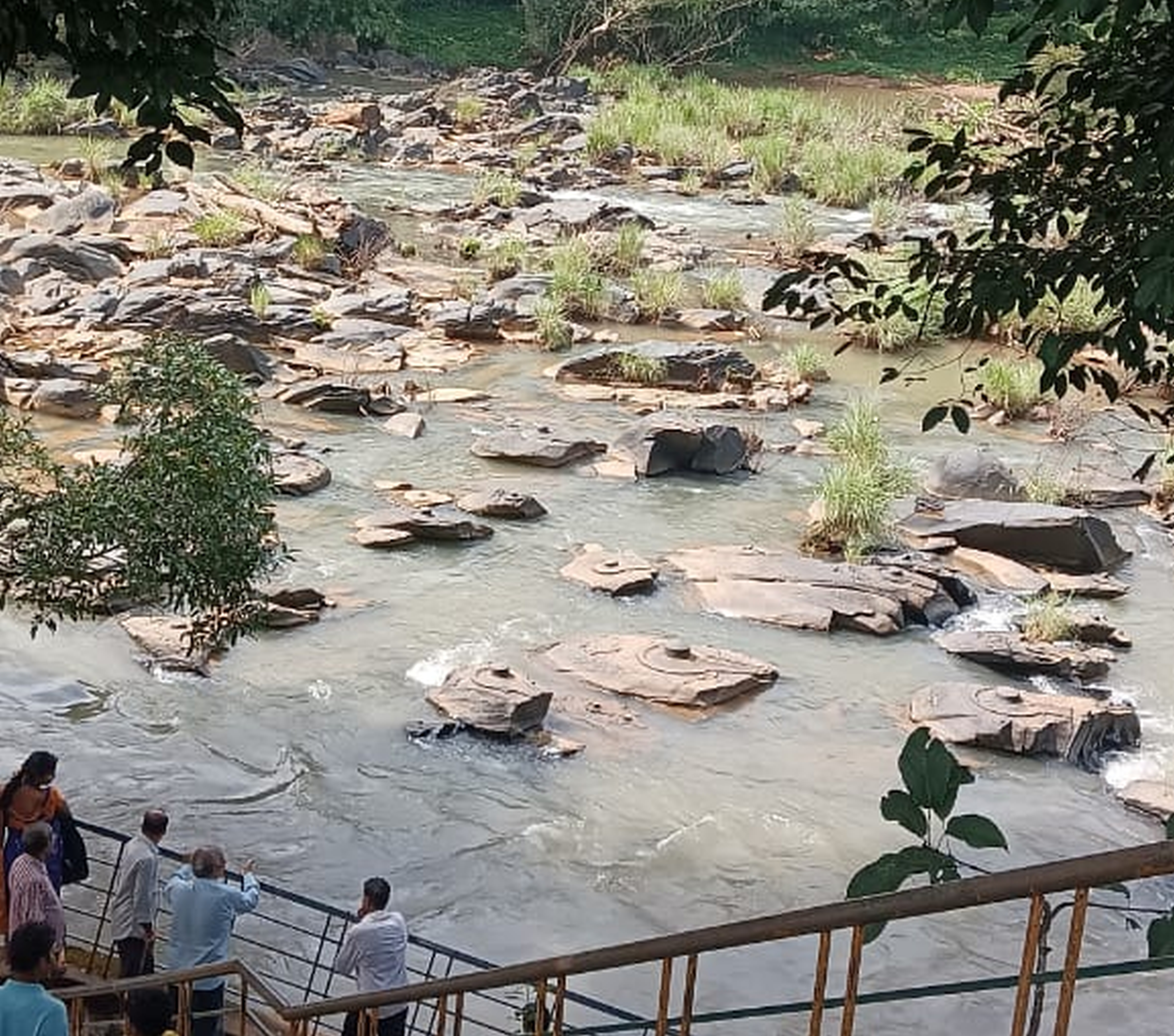 ಬೇಡ್ತಿ ನದಿಯ ಭಾಗವಾಗಿರುವ ಶಾಲ್ಮಲಾ ನದಿಯಲ್ಲಿರುವ ಶಿರಸಿ ತಾಲ್ಲೂಕಿನ ಐತಿಹಾಸಿಕ ಸಹಸ್ರಲಿಂಗ ತಾಣ.