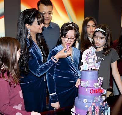 ಡಾ ವಿಷ್ಣುವರ್ಧನ್ ಜೊತೆ ‘ವರ್ಷ’, ದರ್ಶನ್ ಜೊತೆ ‘ಶಾಸ್ತ್ರಿ’, ಶ್ರೀಮುರಳಿ ಜೊತೆ ‘ಶಂಭು’ ಸೇರಿ ಕನ್ನಡದಲ್ಲಿ ಅನೇಕ ಚಿತ್ರಗಳಲ್ಲಿ ಅಭಿನಯಿಸಿರುವ ಮಾನ್ಯ ನಾಯ್ಡು ಅವರು ಸಂಭ್ರಮದಲ್ಲಿರುವ ಫೋಟೊಗಳನ್ನು ಹಂಚಿಕೊಂಡಿದ್ದಾರೆ. ತಮಿಳು, ತೆಲುಗು ಹಾಗೂ ಮಲಯಾಳಂ ಚಿತ್ರರಂಗದಲ್ಲೂ ಪ್ರಖ್ಯಾತಿ ಪಡೆದುಕೊಂಡಿರುವ ಮಾನ್ಯ ನಾಯ್ಡು 2010ರ ಬಳಿಕ ಚಿತ್ರರಂಗ ತೊರೆದು ವಿದೇಶದಲ್ಲಿ ನೆಲೆಸಿದ್ದಾರೆ.