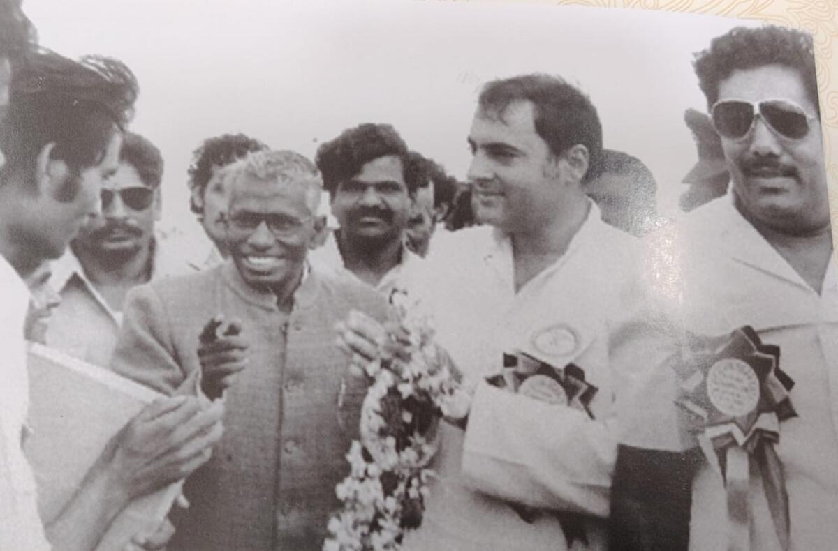 ರಾಜ್ಯಮಟ್ಟದ ದ್ವಿತೀಯ ರೈತ ಸಮ್ಮೇಳನದಲ್ಲಿ ಅಂದಿನ ಪ್ರಧಾನಿ ರಾಜೀವ್ ಗಾಂಧಿ, ಮುಖ್ಯಮಂತ್ರಿ ಆರ್. ಗುಂಡೂರಾವ್ ಅವರೊಂದಿಗೆ ಭೀಮಣ್ಣ ಖಂಡ್ರೆ ಚರ್ಚೆಯಲ್ಲಿ ತೊಡಗಿರುವುದು