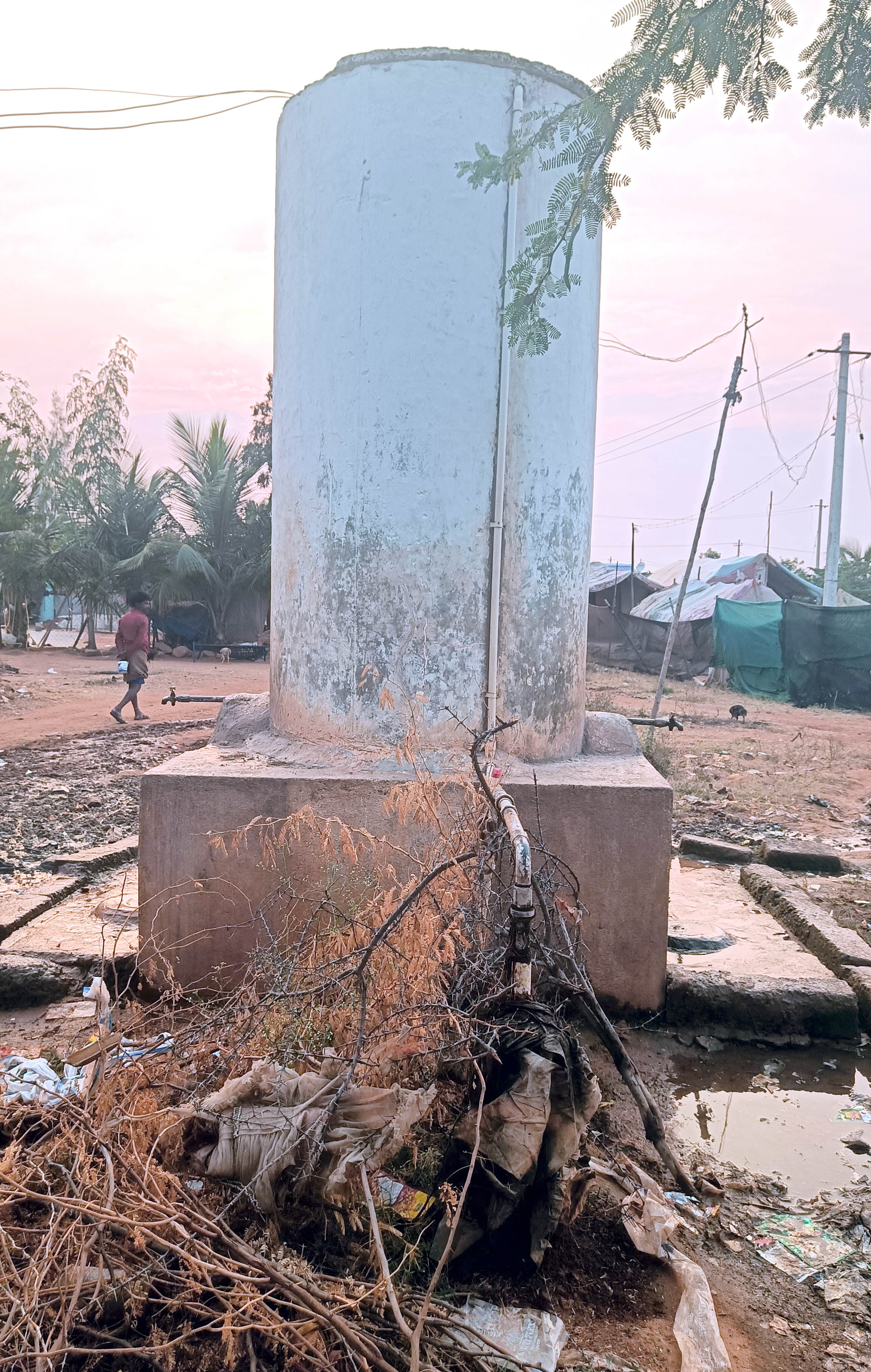 ಕಿರು ನೀರಿನ ಘಟಕದ ಸುತ್ತ ಕೊಳಚೆ ತುಂಬಿದೆ