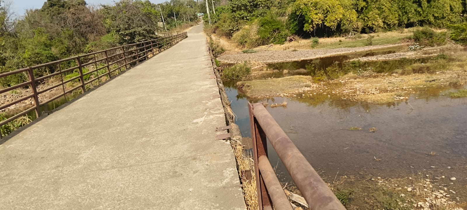 ಚಿಂಚೋಳಿ ತಾಲ್ಲೂಕು ಚಂದ್ರಂಪಳ್ಳಿಯ ರಸ್ತೆಯಲ್ಲಿರುವ ಸೇತುವೆಯ ಬದಿಯಲ್ಲಿ ಬಿದ್ದಿರುವ ಕಬ್ಬಿಣದ ಗ್ರಿಲ್ ಅಪಾಯ ಆಹ್ವಾನಿಸುತ್ತಿದೆ