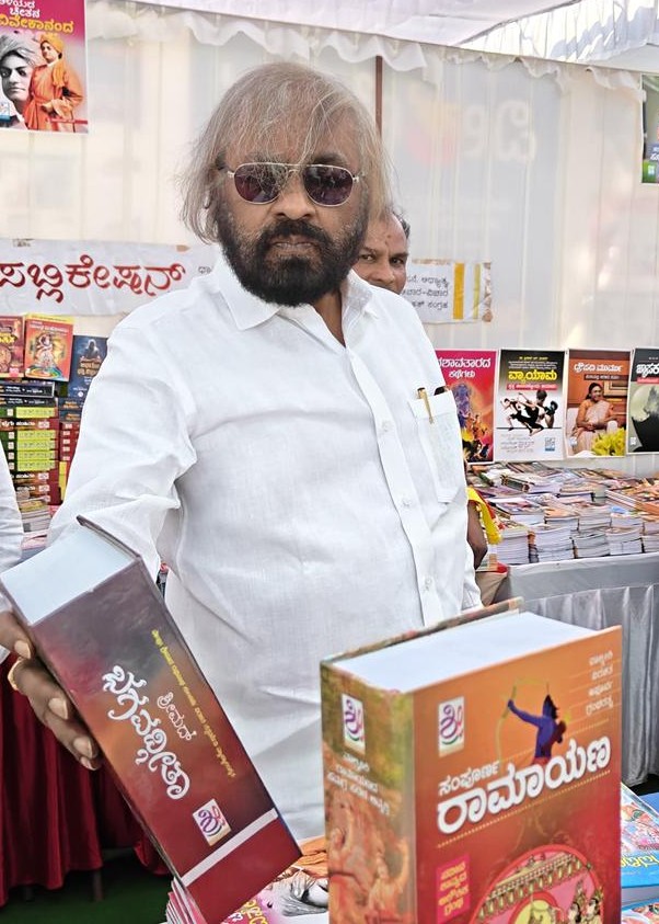 ಜಿಲ್ಲಾ ಉಸ್ತುವಾರಿ ಸಚಿವ ಈಶ್ವರ ಬಿ. ಖಂಡ್ರೆ ಪುಸ್ತಕ ಮಳಿಗೆಗಳಿಗೆ ಭೇಟಿ ಕೊಟ್ಟು ಪುಸ್ತಕಗಳನ್ನು ವೀಕ್ಷಿಸಿದರು