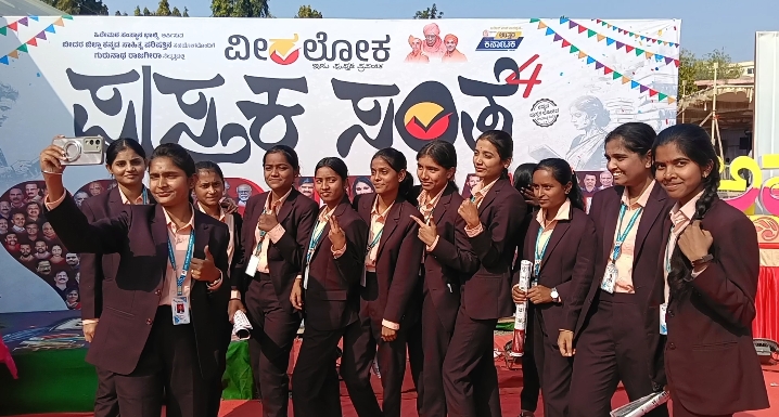 ಕಾಲೇಜು ವಿದ್ಯಾರ್ಥಿನಿಯರು ಪುಸ್ತಕ ಸಂತೆಯಲ್ಲಿ ಸೆಲ್ಫಿ ಕ್ಲಿಕ್ಕಿಸಿಕೊಂಡು ಸಂಭ್ರಮಿಸಿದರು