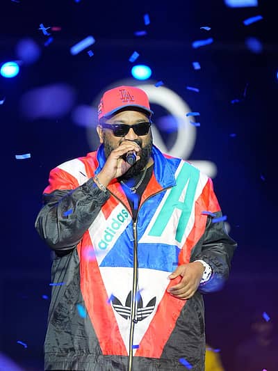 ಗಾಯಕ, ನಟ ಮತ್ತು ಸಂಗೀತ ನಿರ್ದೇಶಕ, ಆಲ್ ಓಕೆ ಎಂದೇ ಪ್ರಸಿದ್ಧರಾಗಿರುವ ಅಲೋಕ್ ಆರ್ ಬಾಬು ಅವರು ಹಾಡು ಹಾಡಿದ್ದರು.