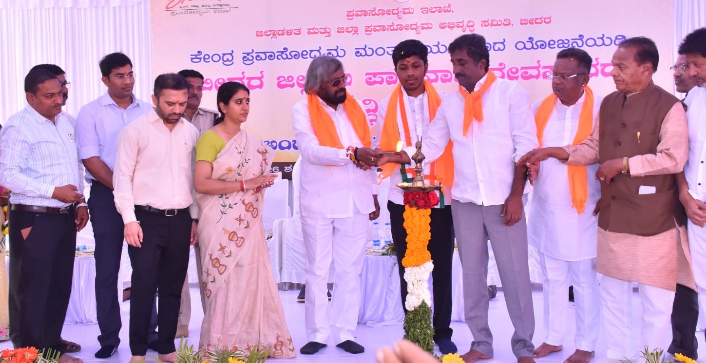 ಪಾಪನಾಶ ದೇವಸ್ಥಾನದ ಅಭಿವೃದ್ಧಿ ಕಾಮಗಾರಿಗೆ ಜಿಲ್ಲಾ ಉಸ್ತುವಾರಿ ಸಚಿವ ಈಶ್ವರ ಬಿ. ಖಂಡ್ರೆ ಸಂಸದ ಸಾಗರ ಖಂಡ್ರೆ ಪೌರಾಡಳಿತ ಸಚಿವ ರಹೀಂ ಖಾನ್ ಅವರು ದೀಪ ಬೆಳಗಿಸಿ ಚಾಲನೆ ನೀಡಿದರು
–ಪ್ರಜಾವಾಣಿ ಚಿತ್ರಗಳು