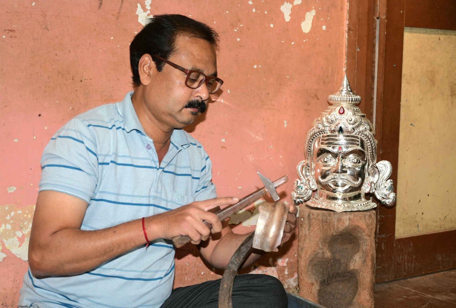 ಬೆಳ್ಳಿ ಮೂರ್ತಿ ತಯಾರಿಕೆಯಲ್ಲಿ ಮಗ್ನರಾದ ಬೆಳಗಾವಿಯ ಅಕ್ಕಸಾಲಿಗ ಆನಂದ ಹಾವನೂರ ಪ್ರಜಾವಾಣಿ ಚಿತ್ರ: ಏಕನಾಥ ಅಗಸಿಮನಿ