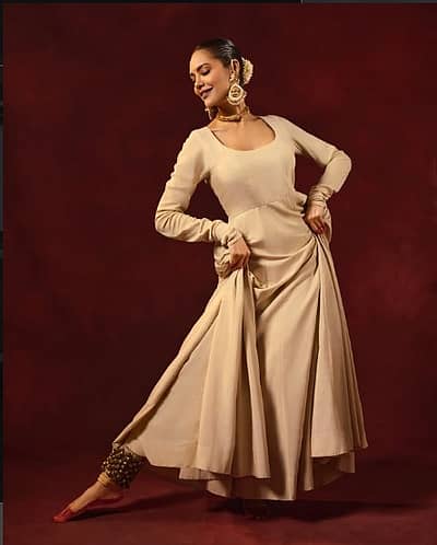 ಬಾಲಿವುಡ್ ನಟಿ ಇಶಾ ಗುಪ್ತಾ ಅವರು ದುಬೈನಲ್ಲಿ ಸಿಲುಕಿದ್ದಾರೆ. ಈ ಕುರಿತು ಸಾಮಾಜಿಕ ಮಾಧ್ಯಮ ವೇದಿಕೆ ಇನ್ಸ್ಟಾಗ್ರಾಮ್ನಲ್ಲಿ ಮಾಹಿತಿ ಹಂಚಿಕೊಂಡಿರುವ ಅವರು, 'ನಾವು ಆರಾಮಾಗಿ, ಸುರಕ್ಷಿತವಾಗಿ ಇದ್ದೇವೆ. ಅತ್ಯಂತ ಭಯಾನಕ ಹಾಗೂ ಕಠಿಣವಾದ ಸಮಯ ಇದಾಗಿದೆ. ದೇವರು ನಮ್ಮನ್ನು ಕಾಪಾಡಿದ್ದಾನೆ. ಜನರ ರಕ್ಷಣೆಯ ವಿಚಾರದಲ್ಲಿ ಮೋದಿ ಸರ್ಕಾರ ಅತ್ಯುತ್ತಮವಾಗಿ ಕಾರ್ಯನಿರ್ವಹಿಸುತ್ತಿದೆ' ಎಂದು ತಿಳಿಸಿದ್ದಾರೆ. 'ನಾನು ಹಾಗೂ ನನ್ನ ತಂಡದ ಎಲ್ಲರೂ ಸುರಕ್ಷಿತವಾಗಿದ್ದೇವೆ' ಎಂದೂ ಹೇಳಿದ್ದಾರೆ.