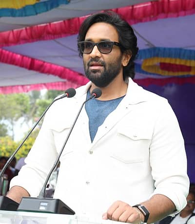 ಕುಟುಂಬವನ್ನು ಭೇಟಿಯಾಗುವ ಸಲುವಾಗಿ ದುಬೈಗೆ ತೆರಳಿದ್ದ ತೆಲುಗು ನಟ ವಿಷ್ಣು ಮಂಚು ಅವರೂ ಸಂಕಷ್ಟಕ್ಕೆ ಸಿಲುಕಿದ್ದಾರೆ. ಕ್ಷಿಪಣಿಗಳು ಹಾರಾಡುತ್ತಿರುವ ವಿಡಿಯೊವನ್ನು ಎಕ್ಸ್ನಲ್ಲಿ ಹಂಚಿಕೊಂಡಿರುವ ಅವರು, ನಾಗರಿಕರ ಸುರಕ್ಷತೆಯನ್ನು ಖಚಿತಪಡಿಸಿರುವ ಯುಎಇ ಪಡೆಗಳಿಗೆ ಧನ್ಯವಾದ ಹೇಳಿದ್ದಾರೆ.