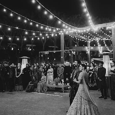 ಕುಟುಂಬಸ್ಥರು, ಅತಿಥಿಗಳು, ಸ್ನೇಹಿತರಿಂದ ಕೂಡಿದ ತುಂಬು ಸಮಾರಂಭದಲ್ಲಿ ನವ ಜೋಡಿ ಬಹಳ ಖುಷಿಯಿಂದ ಕಾಲ ಕಳೆದಿದ್ದಾರೆ.