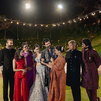 ನಟ ವಿಜಯ್ ದೇವರಕೊಂಡ ಹಾಗೂ ನಟಿ ರಶ್ಮಿಕಾ ಮಂದಣ್ಣ ಫೆ.26ರಂದು ಹೊಸ ಜೀವನಕ್ಕೆ ಕಾಲಿಟ್ಟಿದ್ದಾರೆ. ಮದುವೆ ಬೆನ್ನಲ್ಲೆ ವಿರೋಶ್ ಜೋಡಿ ಅಭಿಮಾನಿಗಳನ್ನು ಭೇಟಿಯಾಗುವ ಖುಷಿಯಲ್ಲಿದ್ದಾರೆ.