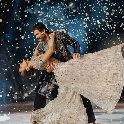 ಸಂಗೀತ ಕಾರ್ಯಕ್ರಮದ ಹಲವಾರು ಫೋಟೊಗಳನ್ನು ಹಂಚಿಕೊಂಡ ಈ ಜೋಡಿ ‘ಪ್ರೀತಿ, ಕಣ್ಣೀರು, ನಗು, ಸಂಗೀತ, ಹಾಡುಗಾರಿಕೆ, ಮಿಂಚುಗಳಿಂದ ತುಂಬಿದ ಇಡೀ ರಾತ್ರಿ ನಾವು ನೃತ್ಯ ಮಾಡಿದೆವು. ಅದು ನಿಜಕ್ಕೂ ಅತ್ಯಂತ ಮೋಜಿನ ರಾತ್ರಿಯಾಗಿತ್ತು’ ಎಂದು ಬರೆದುಕೊಂಡಿದ್ದಾರೆ.