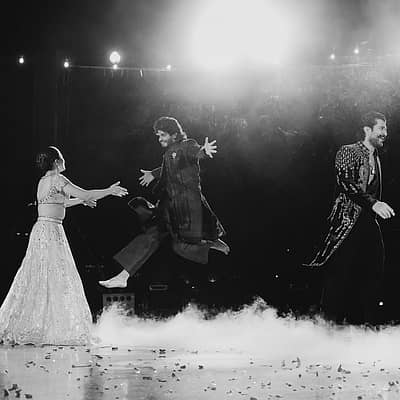 ಈ ಸಂಗೀತ ಪಾರ್ಟಿಯಲ್ಲಿ ವಿರೋಶ್ ಜೋಡಿ ಕುಣಿದು ಕುಪ್ಪಳಿದ್ದಾರೆ. ವಿಶೇಷ ಏನೆಂದರೆ ವಿಜಯ್ ದೇವರಕೊಂಡ ಸಹೋದರನ ಜೊತೆಗೆ ರಶ್ಮಿಕಾ ಮಂದಣ್ಣ ಭರ್ಜರಿಯಾಗಿ ಡ್ಯಾನ್ಸ್ ಮಾಡಿದ್ದಾರೆ.