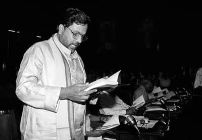 ಸಿದ್ದರಾಮಯ್ಯ ಅವರು ತಮ್ಮ ಮೊದಲ ಬಜೆಟ್ ಅನ್ನು 1995–1996ರ ನಡುವೆ ಎಚ್.ಡಿ ದೇವೇಗೌಡರ ಅವರ ನೇತೃತ್ವದಲ್ಲಿ ಮಂಡಿಸಿದರು. ಇದರ ಬಜೆಟ್ ಗಾತ್ರ ಸುಮಾರು ₹12,616 ಕೋಟಿಯಾಗಿತ್ತು.
