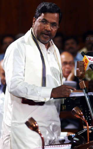 ಮುಖ್ಯಮಂತ್ರಿ ಧರ್ಮಸಿಂಗ್ ಅವರ ನೇತೃತ್ವದಲ್ಲಿ 2005–2006ರ ನಡುವೆ ಒಟ್ಟು 2 ಬಾರಿ ಬಜೆಟ್ ಮಂಡಿಸಿದ್ದರು. ಈ ಅವಧಿಯ ಬಜೆಟ್ ಗಾತ್ರ ₹34,193 ಕೋಟಿಯಾಗಿತ್ತು.