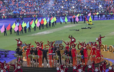 ಭಾರತ ಮತ್ತು ನ್ಯೂಜಿಲೆಂಡ್ ನಡುವಿನ 2026ರ ಟಿ20 ವಿಶ್ವಕಪ್ನ ಫೈನಲ್ ಪಂದ್ಯಕ್ಕೂ ಮುನ್ನ ಗಾಯಕ ಸುಖ್ಬೀರ್ ಹಾಗೂ ಇತರೆ ಕಲಾವಿದರೊಂದಿಗೆ ಪ್ರದರ್ಶನ ನೀಡಿದರು.