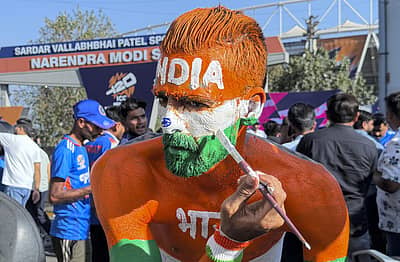 2026ರ ಟಿ20 ವಿಶ್ವಕಪ್ ಫೈನಲ್ ಪಂದ್ಯ ವೀಕ್ಷಿಸಲು ನರೇಂದ್ರ ಮೋದಿ ಕ್ರೀಡಾಂಗಣಕ್ಕೆ ಆಗಮಿಸಿದ ಕ್ರಿಕೆಟ್ ಅಭಿಮಾನಿಯೊಬ್ಬರು, ತಮ್ಮ ಮುಖಕ್ಕೆ ಕೇಸರಿ, ಬಿಳಿ ಹಸಿರು ಬಣ್ಣದ ಜೊತೆಗೆ ಇಂಡಿಯಾ ಎಂದು ಬರೆದುಕೊಂಡು ಮೈದಾನಕ್ಕೆ ಬಂದಿದ್ದಾರೆ.