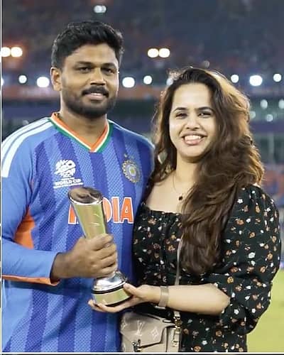 ಬ್ಯಾಟಿಂಗ್ನಲ್ಲಿ ಉತ್ತಮ ಪ್ರದರ್ಶನ ನೀಡಿದ ಸಂಜು ಸ್ಯಾಮ್ಸನ್ ಸರಣಿ ಶ್ರೇಷ್ಠ ಪ್ರಶಸ್ತಿ ಪಡೆದಿದ್ದಾರೆ. ಈ ಆವೃತಿಯಲ್ಲಿ 321 ರನ್ ಕಲೆಹಾಕಿದ್ದಾರೆ. ಗೆಲುವಿನ ನಂತರ ಪತ್ನಿ ಚಾರುಲತಾ ರಮೇಶ್ ಅವರೊಂದಿಗೆ ಸಂಭ್ರಮವನ್ನು ಆಚರಿಸಿದ್ದಾರೆ. ಈ ಜೋಡಿ 2018ರಲ್ಲಿ ವಿವಾಹವಾದರು.