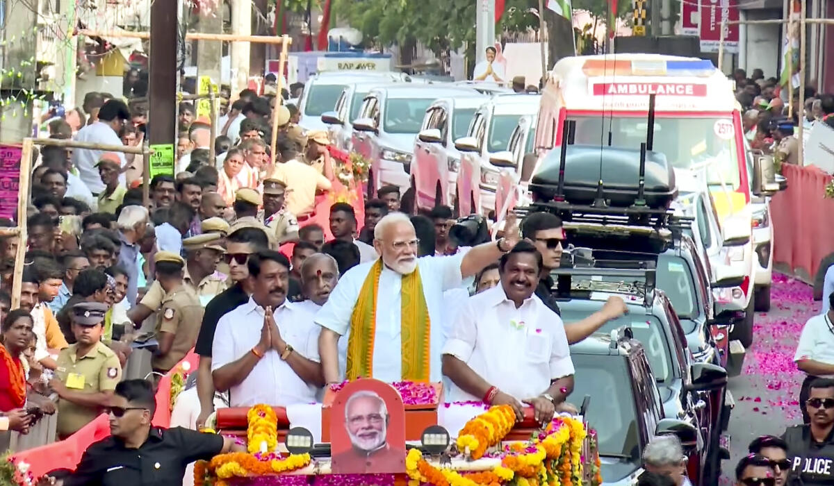 ಚುನಾವಣಾ ಪ್ರಚಾರದಲ್ಲಿ ಪ್ರಧಾನಿ ನರೇಂದ್ರ ಮೋದಿ ಹಾಗೂ ಎಐಎಡಿಎಂಕೆ ನಾಯಕ ಎಡಪ್ಪಾಡಿ ಕೆ. ಪಳನಿಸ್ವಾಮಿ