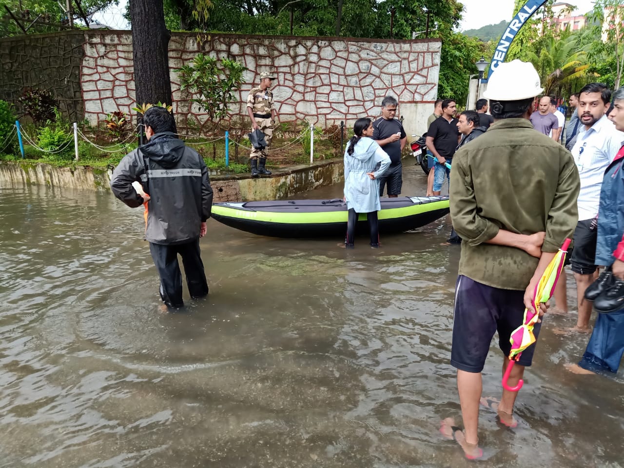 ಉತ್ತರ ಕನ್ನಡ ಜಿಲ್ಲೆಯಲ್ಲಿ ದೋಣಿಗಳ ಮೂಲಕ ಜನರನ್ನು ಸುರಕ್ಷಿತ ಸ್ಥಳಗಳಿಗೆ ರವಾನಿಸಲಾಗುತ್ತಿದೆ.