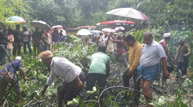 ಚಾರ್ಮಾಡಿ ಘಾಟಿಯ 7ನೆ ತಿರುವಿನಲ್ಲಿ ವಾಹನಗಳು ಸಾಲುಗಟ್ಟಿ ನಿಂತಿವೆ.