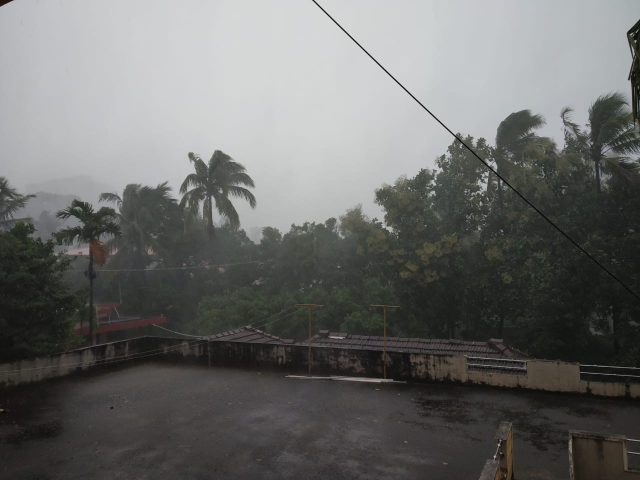 ಉಡುಪಿಜಿಲ್ಲೆಯಲ್ಲಿ ಬಿರುಗಾಳಿ ಸಹಿತ ಮಳೆ ಸುರಿಯುತ್ತಿದೆ.