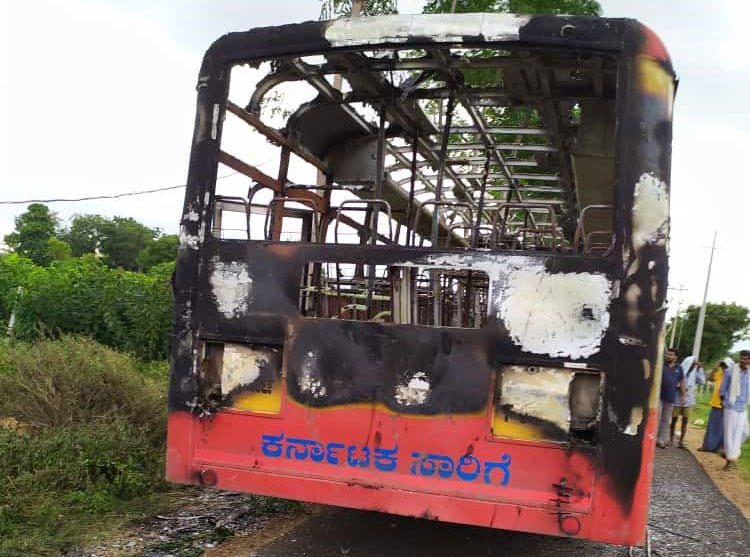 ಡಿಕೆಶಿ ಅವರ ಸ್ವ ಗ್ರಾಮವಾದ ದೊಡ್ಡ ಆಲಹಳ್ಳಿ ಸಮೀಪದ ಚುಂಚಿ ಕಾಲೊನಿ ಬಳಿ ದುಷ್ಕರ್ಮಿಗಳು ಮಂಗಳವಾರ ಮಧ್ಯರಾತ್ರಿ ಬಸ್ ಗೆ ಬೆಂಕಿ ಇಟ್ಟಿದ್ದು, ವಾಹನ ಸುಟ್ಟು ಕರಕಲಾಗಿದೆ.