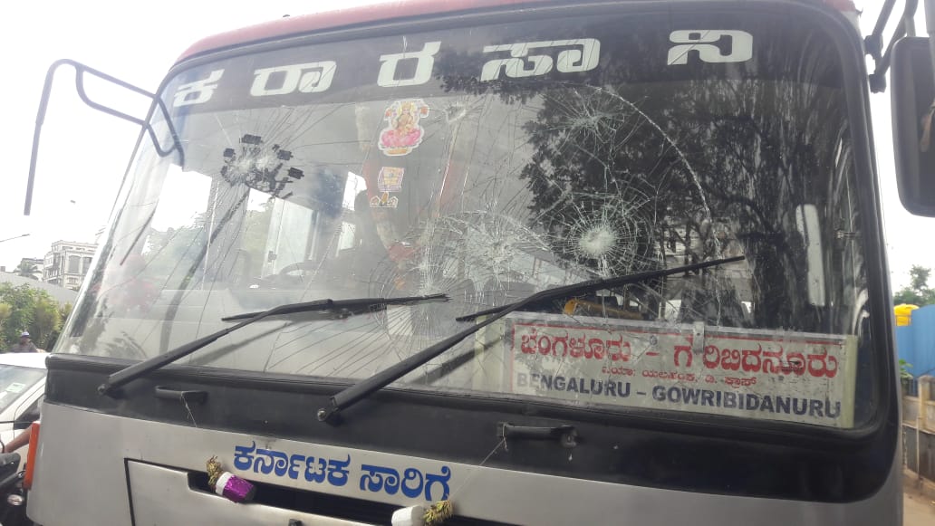ಬೆಂಗಳೂರಿನಿಂದ ಗೌರಿಬಿದನೂರಿಗೆ ತೆರಳುತ್ತಿದ್ದ ಬಸ್ ಮೇಲೆ ಕಲ್ಲು ತೂರಾಟ ನಡೆಯಿತು.
