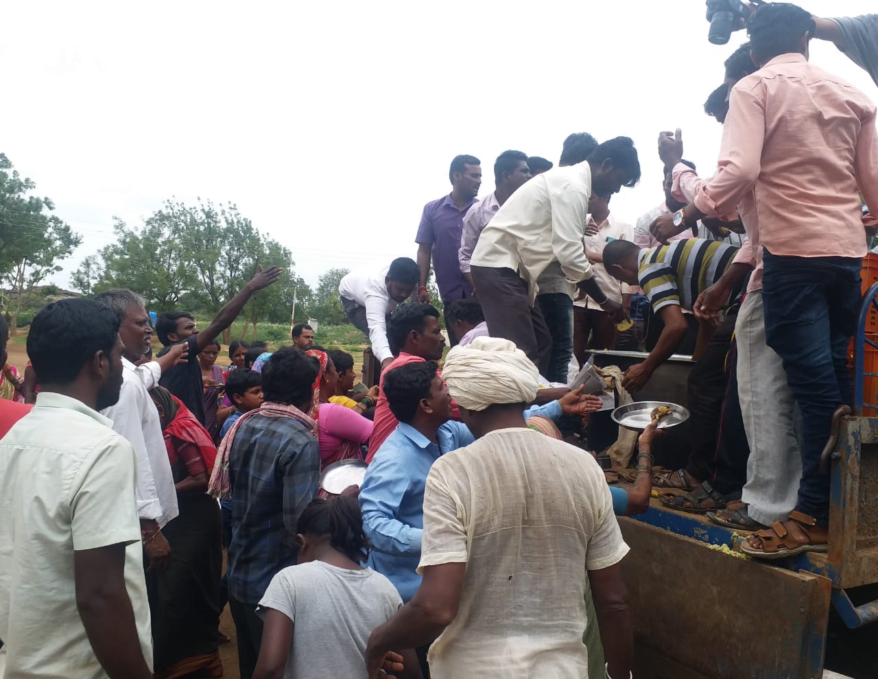 ಗಂಜಿಕೇಂದ್ರದಲ್ಲಿ ಸಂತ್ರಸ್ತರಿಗೆ ಪುಲಾವ್ ಹಾಗೂ ಬಾಳೆ ಹಣ್ಣು ವಿತರಿಸಲಾಯಿತು