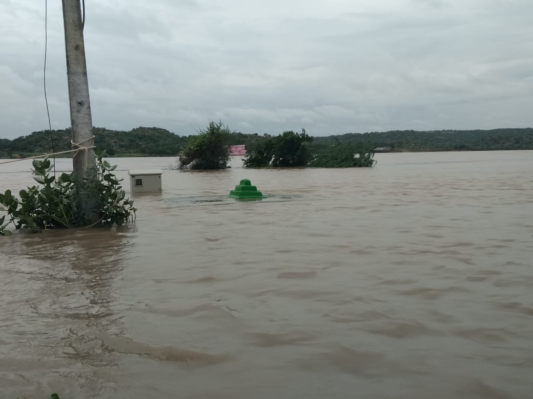 ತಿಂಥಣಿ ಸೇತುವೆ ಕೆಳಗೆ ವಿಶಾಲ ಪಾತ್ರದಲ್ಲಿ ಹರಿಯುತ್ತಿರುವ ಕೃಷ್ಣಾ ನದಿ.