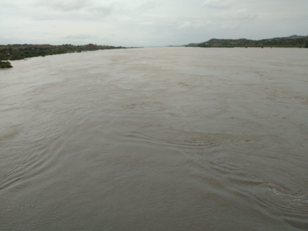 ಯಾದಗಿರಿ-ರಾಯಚೂರು ಜಿಲ್ಲೆಗಳನ್ನು ಪ್ರತ್ಯೇಕಿಸುವ ತಿಂಥಣಿ ಸೇತುವೆ ಕೆಳಗೆ ವಿಶಾಲ ಪಾತ್ರದಲ್ಲಿ ಹರಿಯುತ್ತಿರುವ ಕೃಷ್ಣಾ ನದಿ.