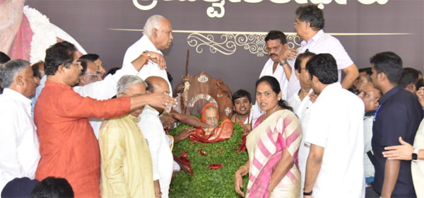 ಶ್ರೀಗಳ ಪಾರ್ಥಿವ ಶರೀರಕ್ಕೆ ತುಳಸಿ ಹಾರ ಹಾಕಿ ಗೌರವ ಸಮರ್ಪಿಸಿದ ಬಿಎಸ್ವೈ