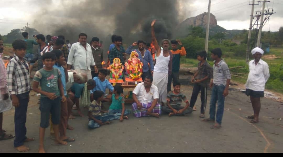 ತೋಟಹಳ್ಳಿ ಬಳಿ ಕಾಂಗ್ರೆಸ್ ಕಾರ್ಯಕರ್ತರ ಪ್ರತಿಭಟನೆ