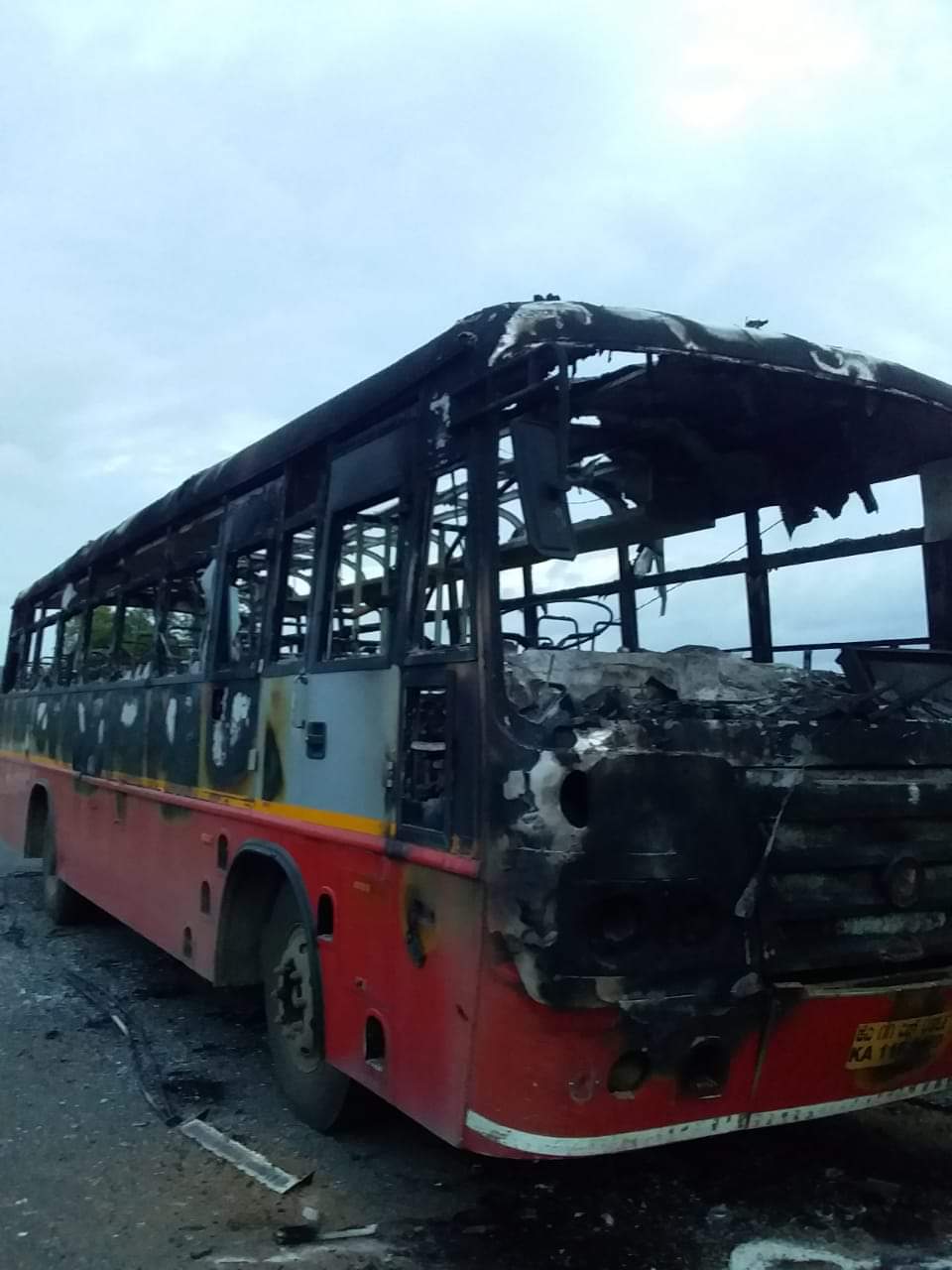 ರಾಮನಗರ ಜಿಲ್ಲೆಯಲ್ಲಿ ಸುಟ್ಟು ಕರಕಲಾಗಿರುವ ಬಸ್