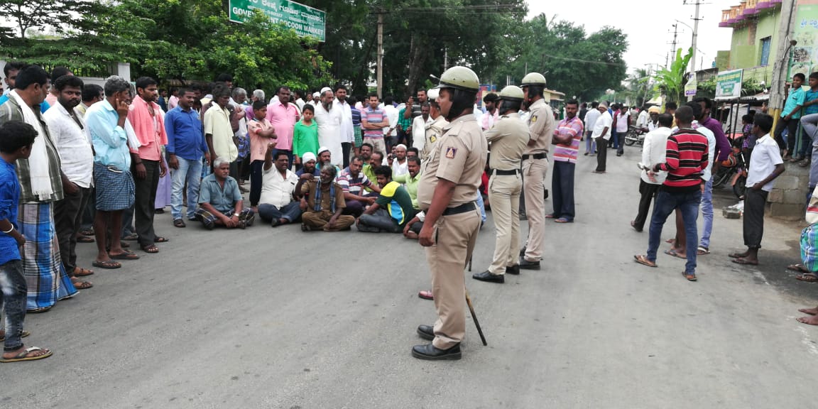 ಕನಕಪುರದಲ್ಲಿ ಅಭಿಮಾನಿಗಳು ಪ್ರತಿಭಟನೆ ನಡೆಸುತ್ತಿದ್ದಾರೆ. ಪಟ್ಟಣದಲ್ಲಿ ಪೊಲೀಸ್ ಬಂದೋಬಸ್ತ್ ಹಾಕಲಾಗಿದೆ.