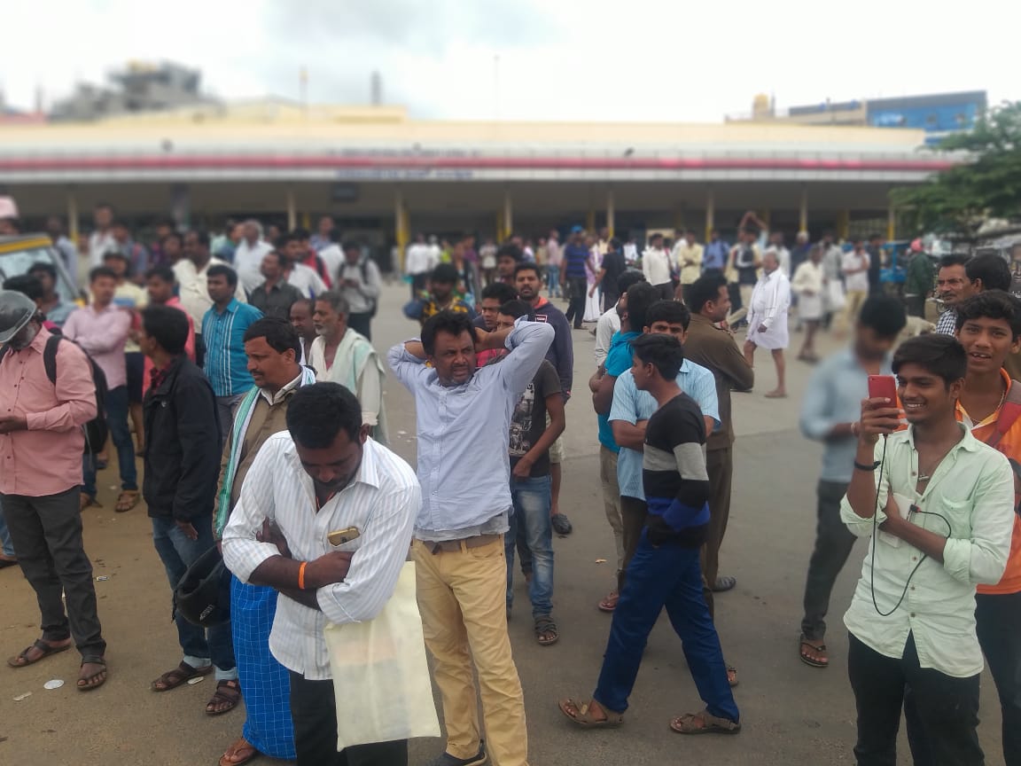 ರಾಮನಗರ ಬಸ್ ನಿಲ್ದಾಣದಲ್ಲಿ ಬಸ್ಗಳಿಗೆ ಕಾದು ನಿಂತಿರುವ ಪ್ರಯಾಣಿಕರು