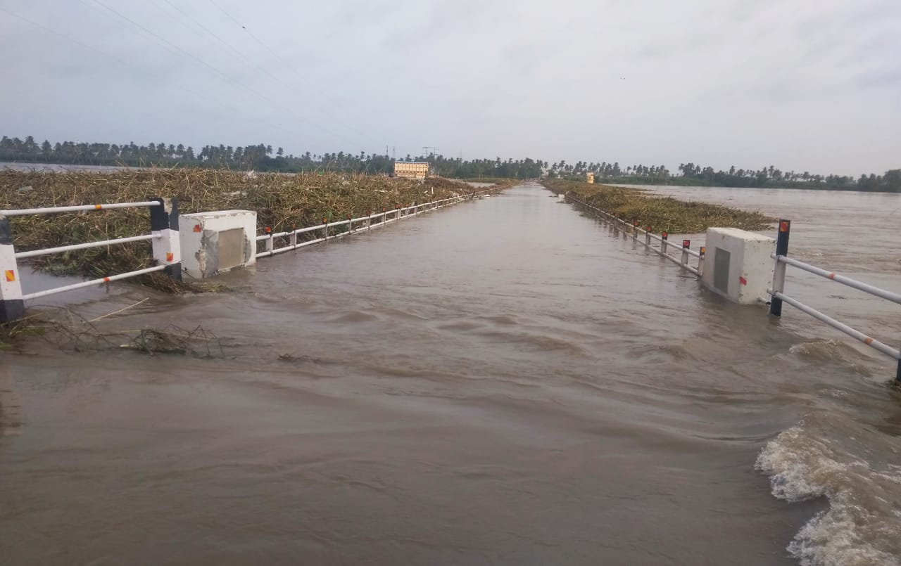 ತುಂಗಭದ್ರಾ ನದಿಯಲ್ಲಿ ಕಂಪ್ಲಿ ಸೇತುವೆ ಮುಳುಗಿದೆ.