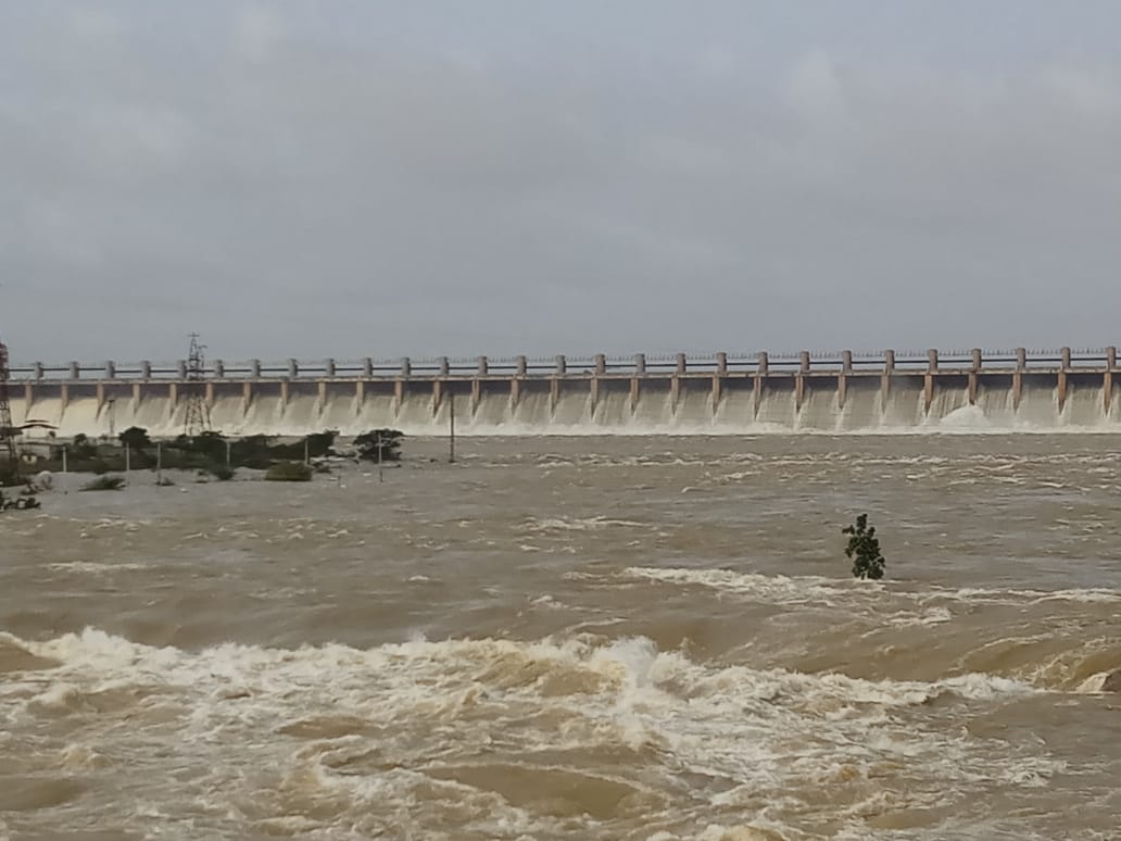 ತುಂಗಭದ್ರಾ ಜಲಾಶಯದಿಂದ ನದಿಗೆ ನೀರು ಹರಿಸಲಾಗುತ್ತಿದೆ