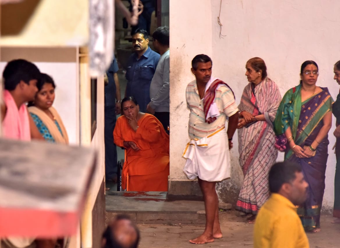 ಶ್ರೀಗಳ ನಿರೀಕ್ಷೆಯಲ್ಲಿ ಭಕ್ತರು