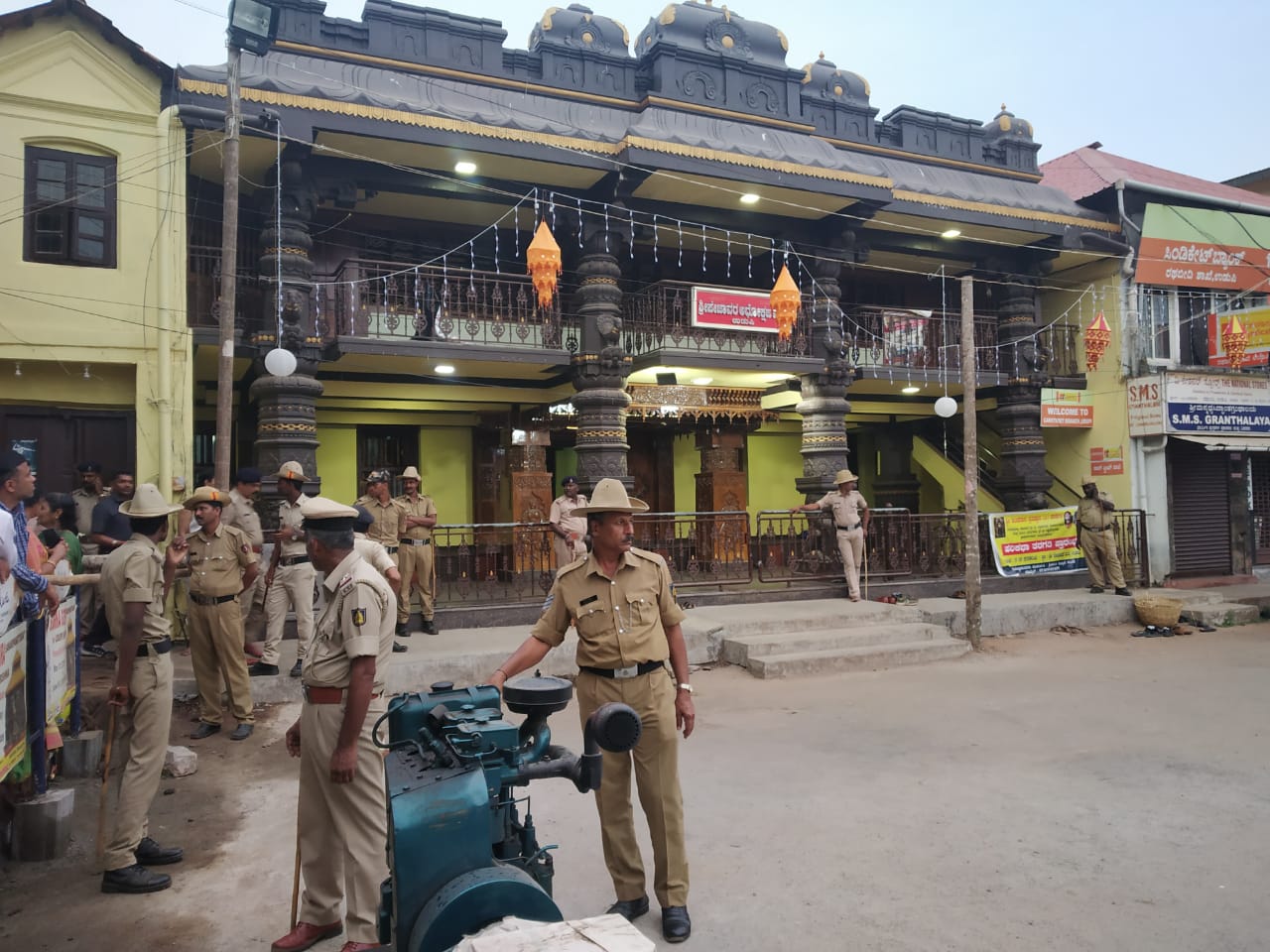 ಪೇಜಾವರ ಮಠದ ಎದುರು ಬಿಗಿ ಪೊಲೀಸ್ ಬಂದೋಬಸ್ತ್